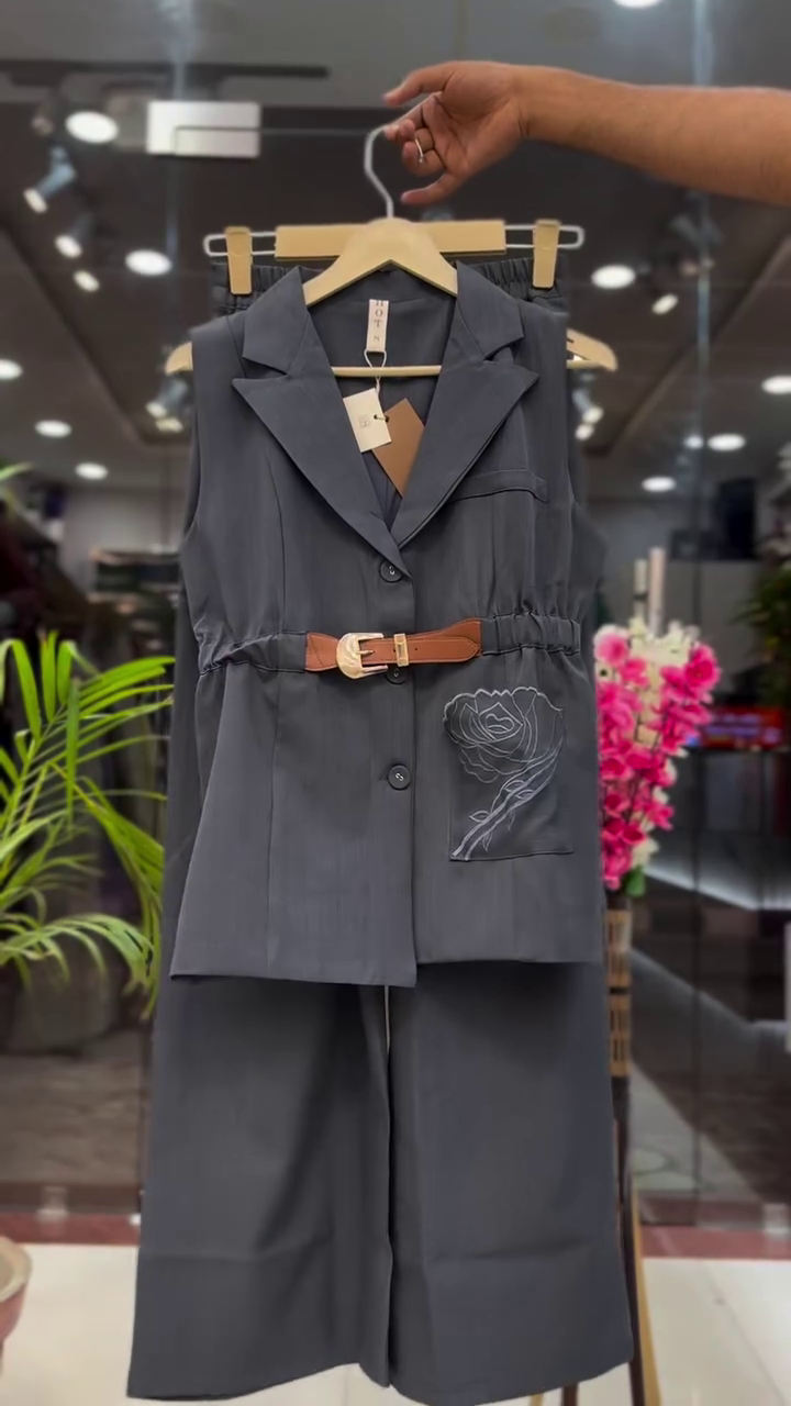 Sophisticated Grey Sleeveless Waistcoat and Trousers Co-Ord Set – Modern Elegance Meets Effortless Style